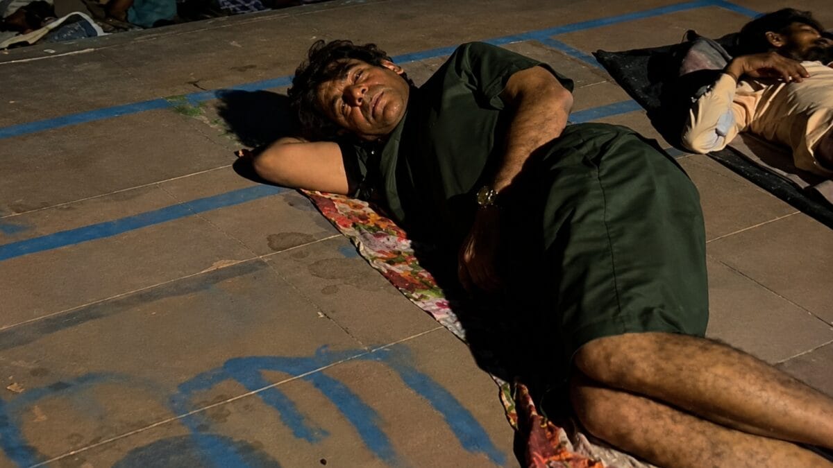 Sunil Grover Sleeps On Road Near A Riverbank, Viral Video Leaves Fans Shocked | Watch