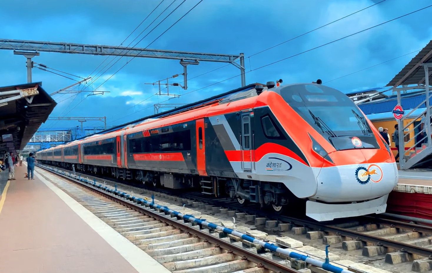 The Vande Bharat Express has become one of India’s most popular modern train services, but one route clearly stands out when it comes to passenger demand. The Thiruvananthapuram Central-Mangaluru Central Vande Bharat Express (Train No. 20632) has recorded the highest occupancy among all Vande Bharat trains in the country.