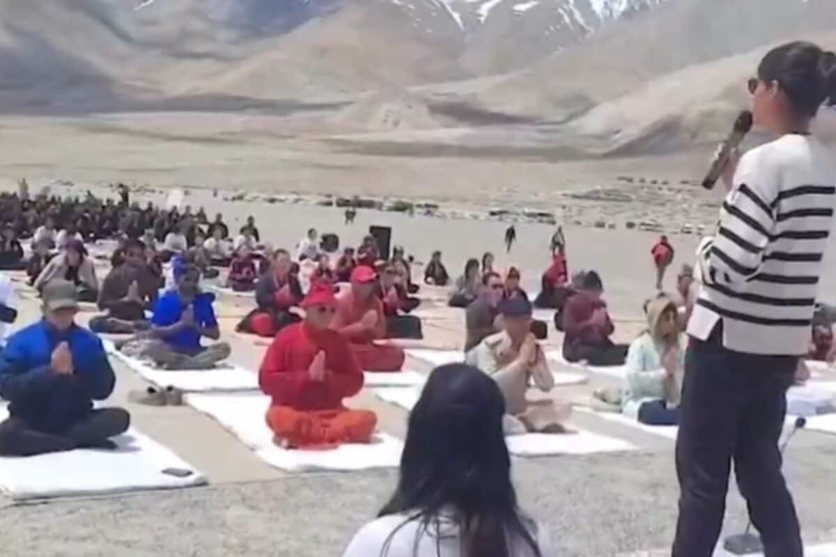 पूर्वोत्तर से नौसेना तक: शिलॉन्ग, तेजपुर और कोलकाता में राजनाथ सिंह और सैन्य प्रमुखों ने किया योग दिवस का नेतृत्व