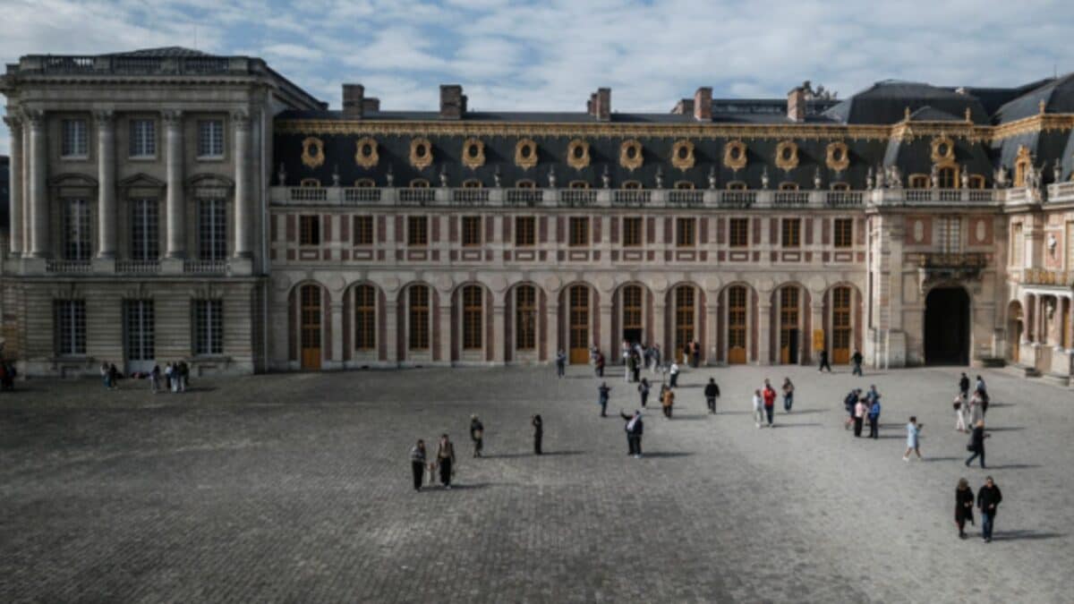Trump Delays Trip Home For Dinner At Versailles: 'It's The Real Deal'