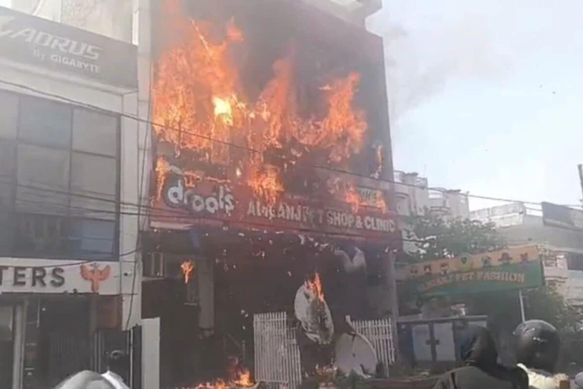 Dramatic Visuals From Lucknow As Students Jump From Coaching Centre To Escape Massive Fire | Video