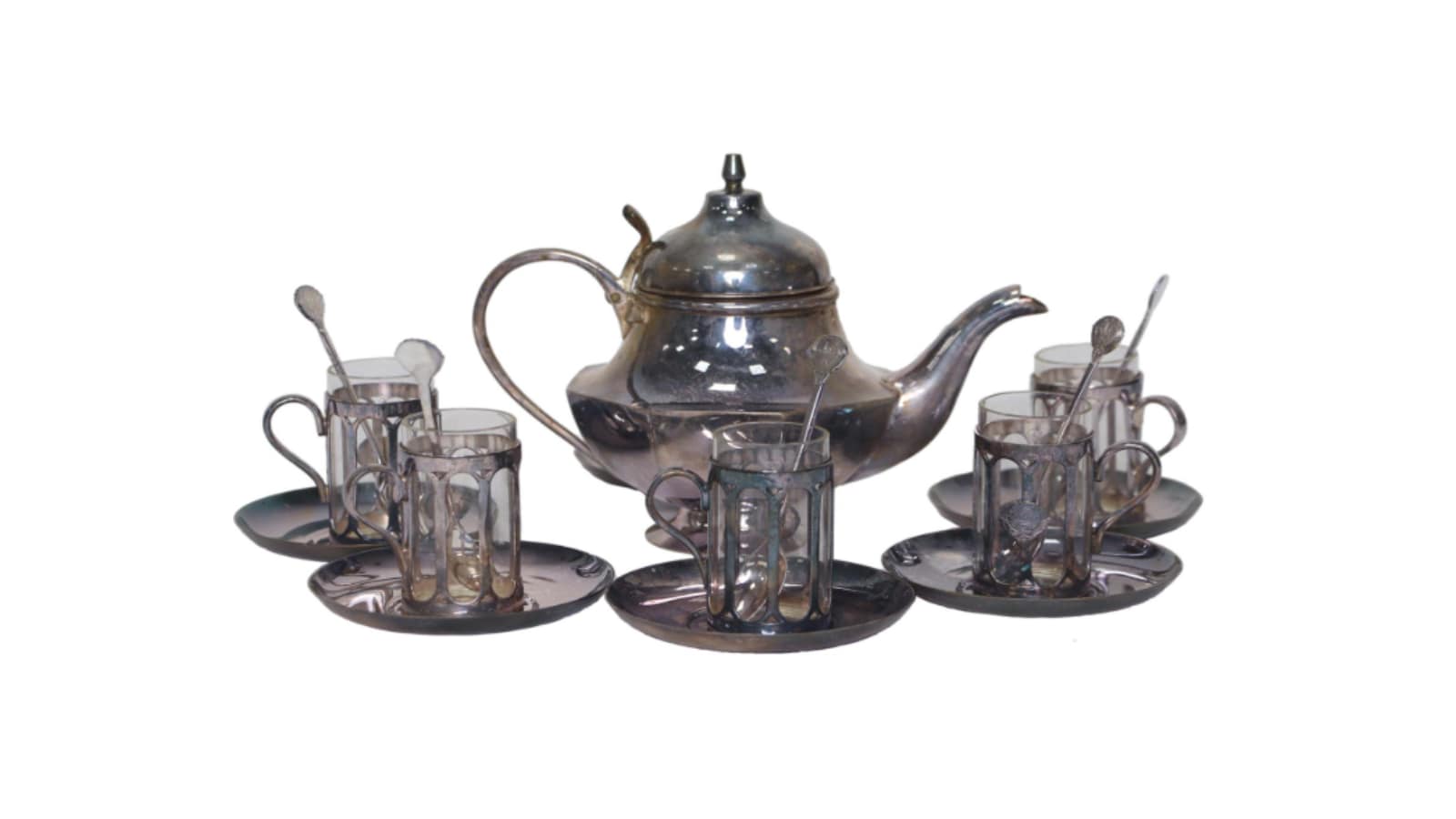 For tea lovers – this 19-piece Silver Tea Set made in London is an example of fine British craftmanship. Originally priced at Rs  2,82,080, this piece has been assigned a highest-quoted price of Rs  2,96,080