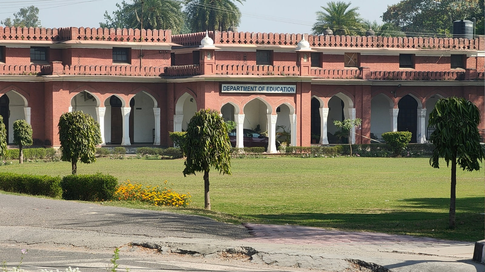 Aligarh Muslim University (AMU), AligarhAMU continues to be a major academic centre with strengths in medicine, humanities, law, and engineering.Aligarh Muslim University (AMU), Aligarh AMU continues to be a major academic centre with strengths in medicine, humanities, law, and engineering.