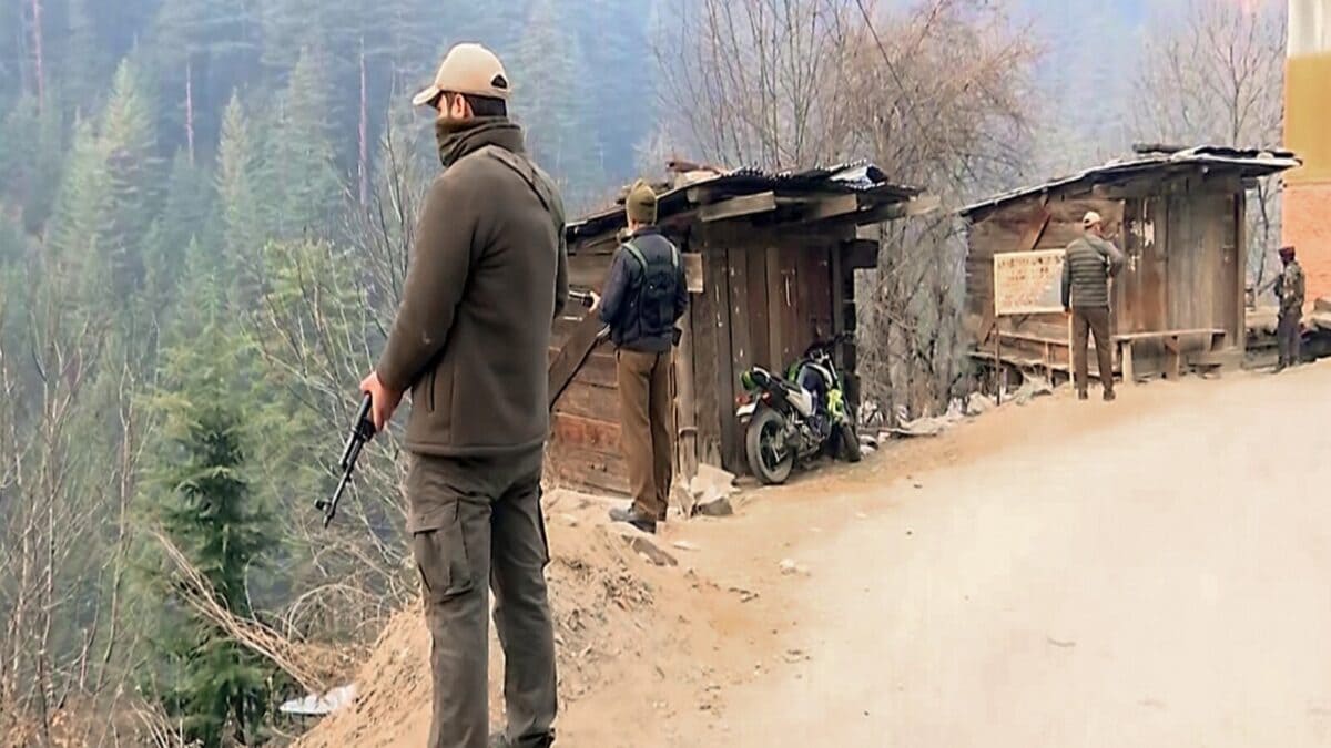 Big Anti-Terror Operation Underway In J&K's Shopian, Two Lashkar-e-Taiba Terrorists Trapped