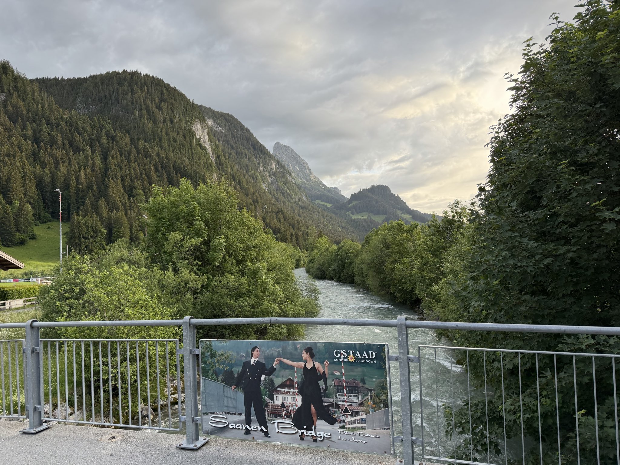  The bridge earned its moniker as the famous 'palat' scene of Dilwale Dulhania Le Jayenge (DDLJ) was shot here. Released in 1995, DDLJ became one of Indian cinema’s most beloved films. The Saanen bridge celebrates the movie’s strong connection with Switzerland and its role in popularising the country among Indian travellers.