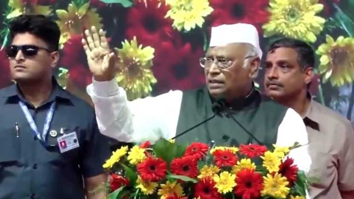 'Useless Fellows': Kharge Rebukes Congress Workers Over 'DK-DK' Chants At Bengaluru Event | WATCH