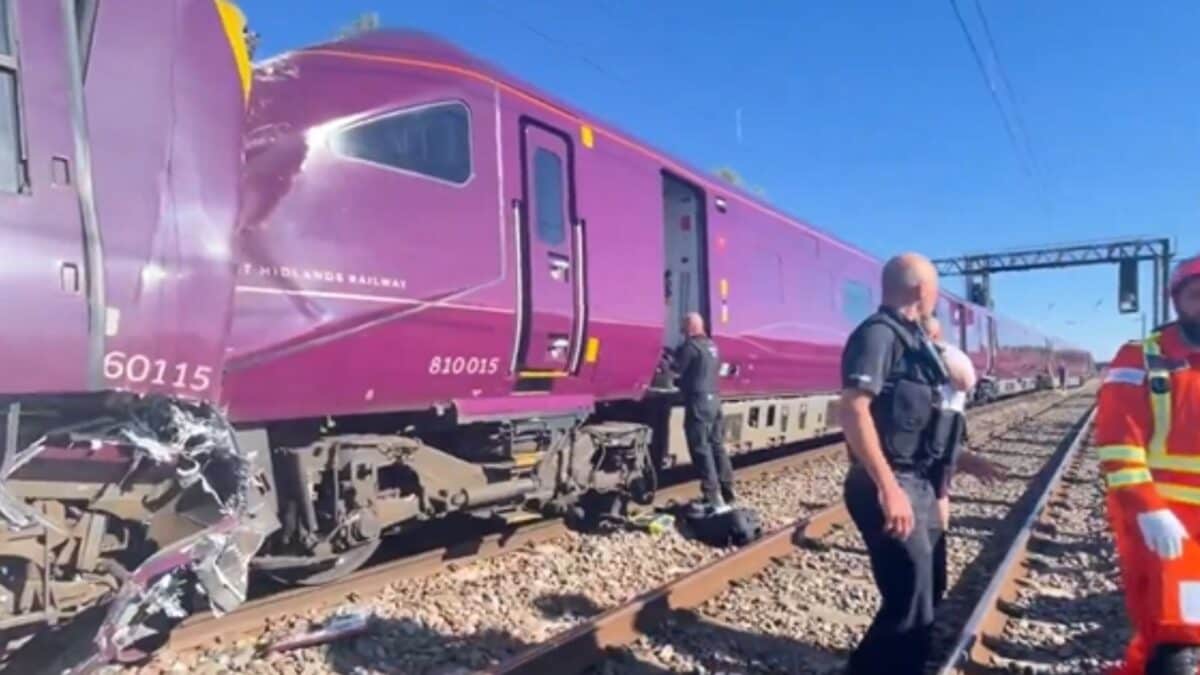 Train Crash Near London Kills Driver, Injures 89 Others | Video