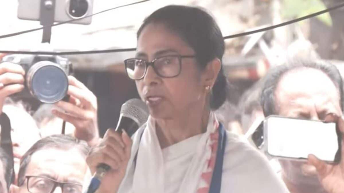 High Drama In Kolkata: Mamata Banerjee Leads Protest Over Attack On Party Leaders | Video