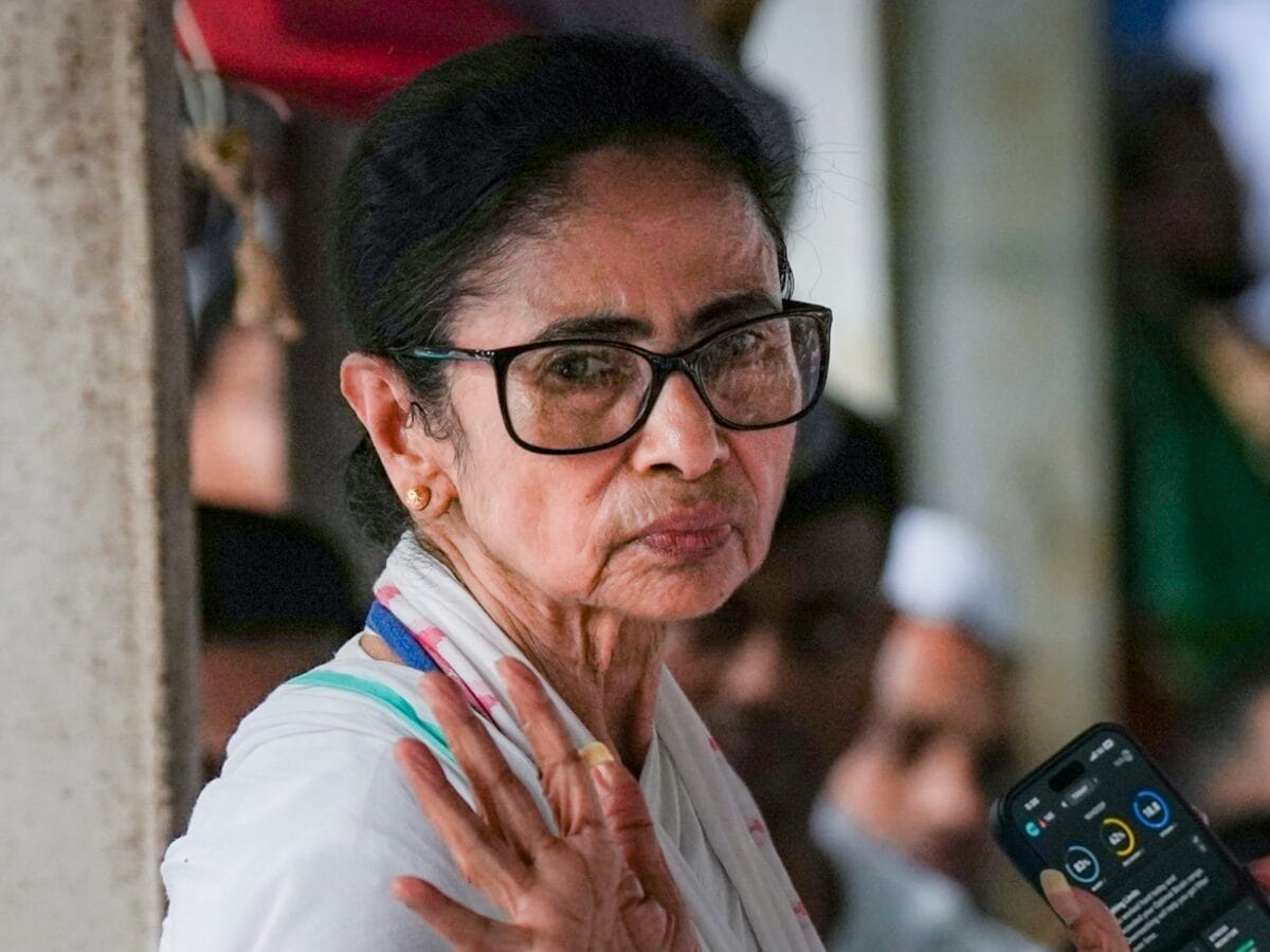 Remember, I Am Still Alive': Mamata Banerjee To 'Rebel' TMC Leaders, Says She Won't Bow To BJP | India News - News18