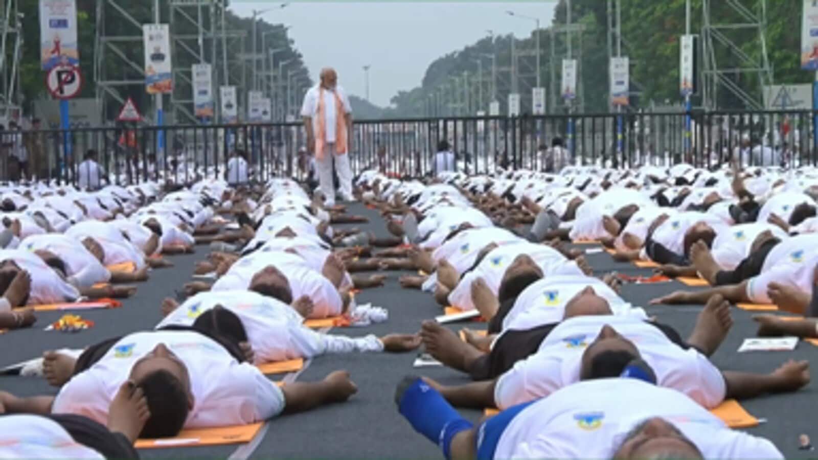 PM Modi guides participants amid performance as he leads Yoga Day celebrations from Kolkata’s Red Road (Updated 7.45 am) PM Modi guides participants amid performance as he leads Yoga Day celebrations from Kolkata’s Red Road (Updated 7.45 am)