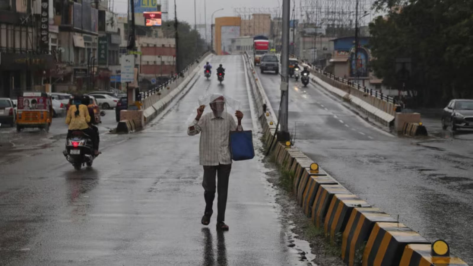 Monsoon Rin Hyderabad Rains: Nearly 100 mm Downpour Floods City, Triggers Massive ...