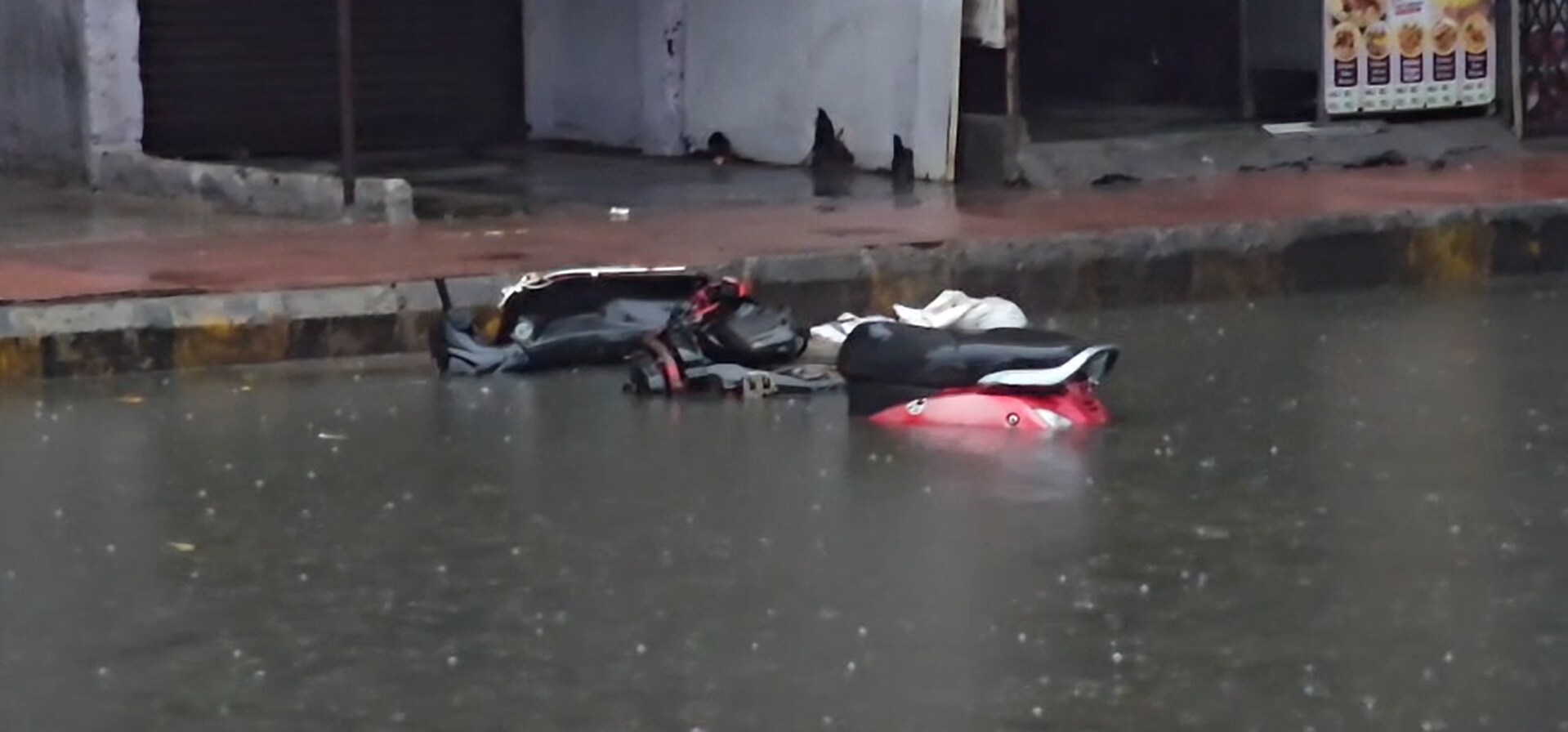 Heavy Rain in Mumbai Triggers Chaos: Waterlogging, Traffic Snarls and ...