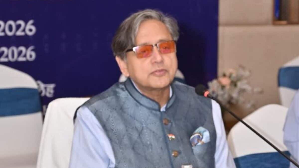 Shashi Tharoor & Congress: The Couple That Can’t Live With Or Without Each Other