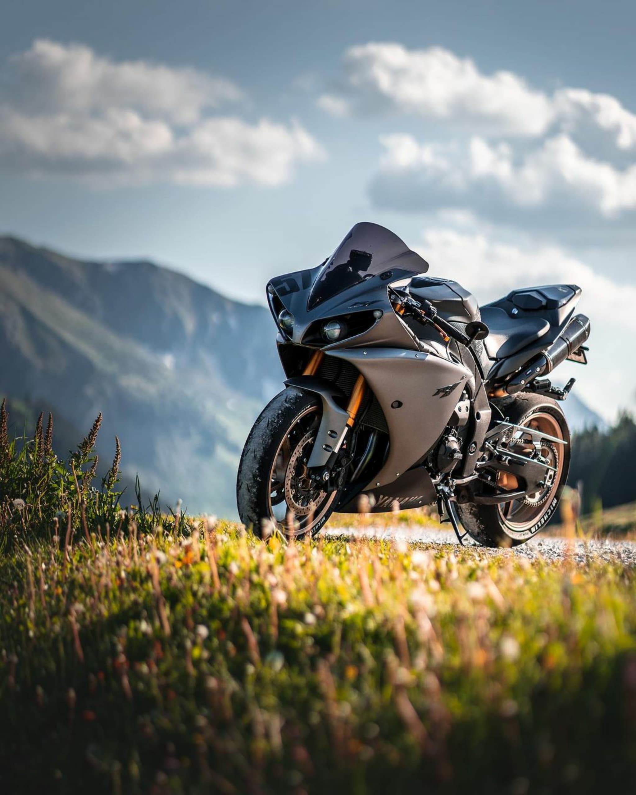 The elevated design provides the necessary clearance for a heavy-duty rear suspension system to operate at maximum efficiency. When navigating rough roads, deep potholes, or speed bumps, the extended suspension travel absorbs severe impacts before they reach the passenger. By shielding the co-rider from harsh, spine-jarring jolts, this setup ensures a remarkably smooth ride and significantly reduces the risk of lower back pain during long journeys. (Image: Pexels)