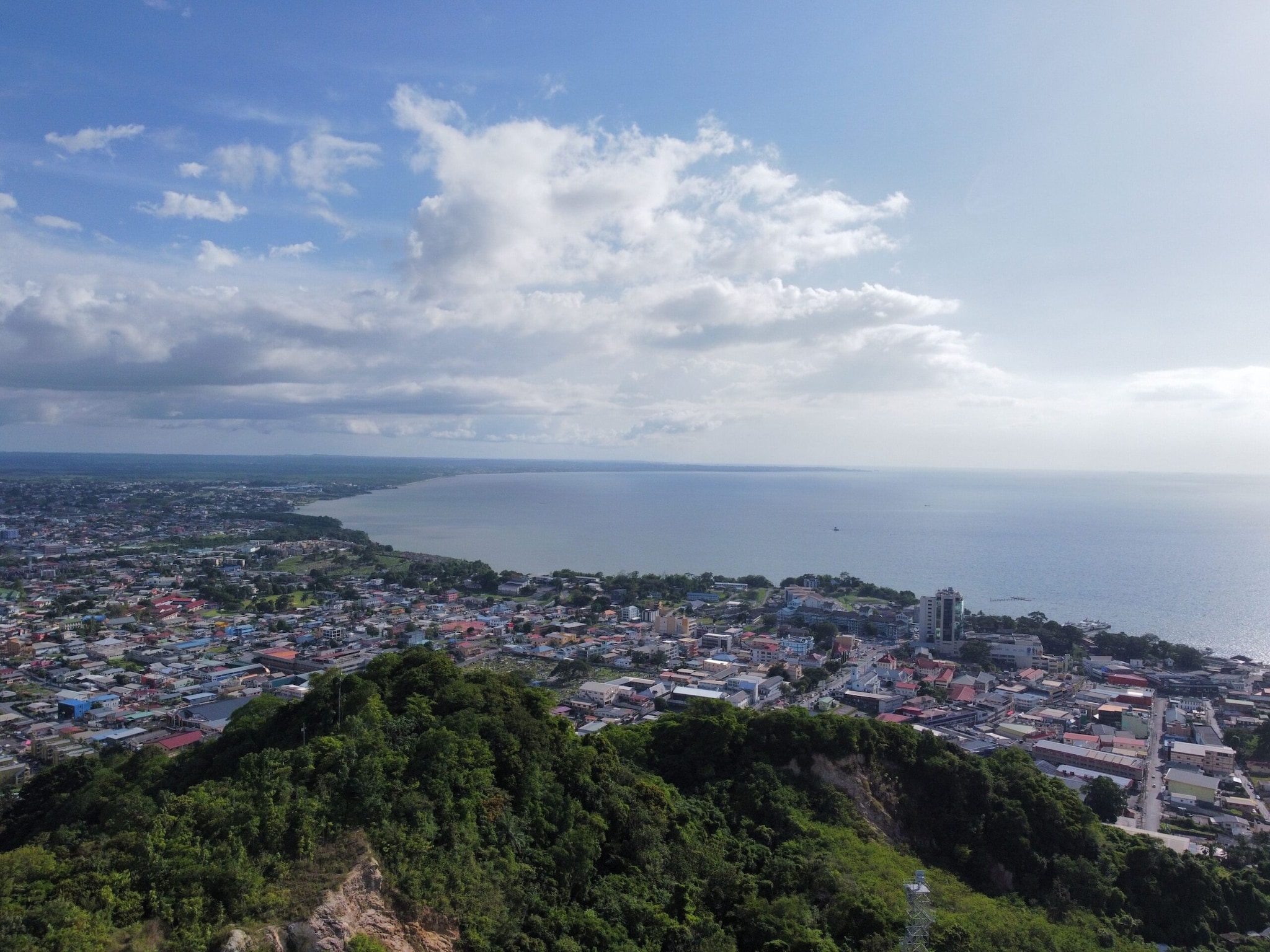 Guyana (344,542 m3/capita): Situated in northern South America, Guyana thrives under heavy tropical rainfall and an immense network of powerful rivers like the Essequibo. Its dense, untouched rainforest interiors hold massive internal water volumes, split among a very sparse coastal human population.