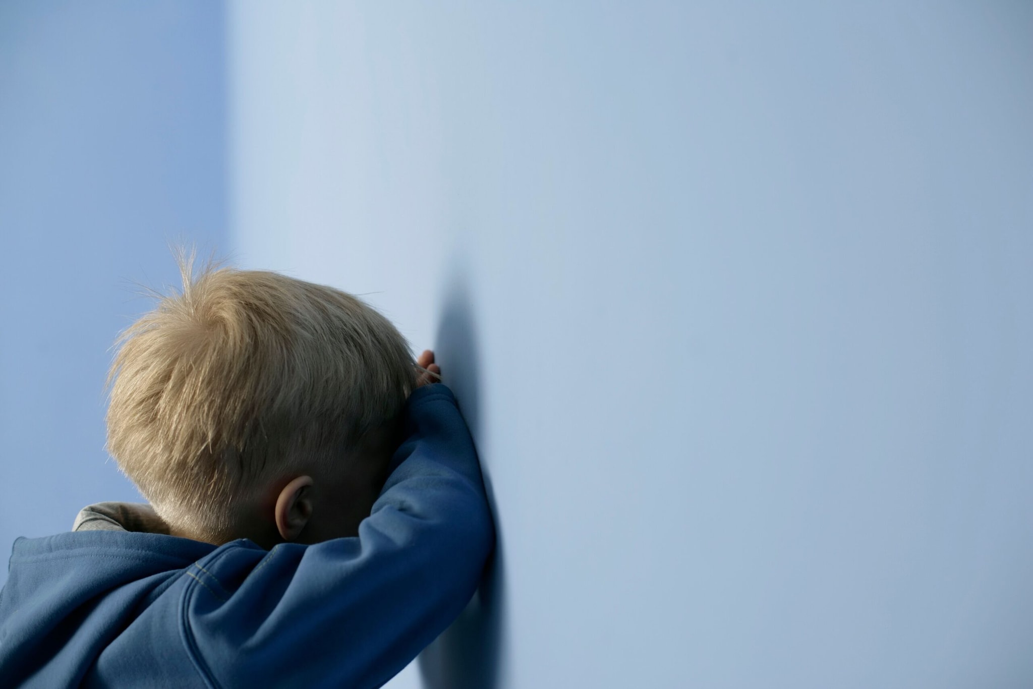  However, a smaller percentage showed persistent or increasing deceptive behaviour throughout their formative years. Researchers noted that children who belonged to these higher-risk groups often exhibited other behavioural challenges at an early age.