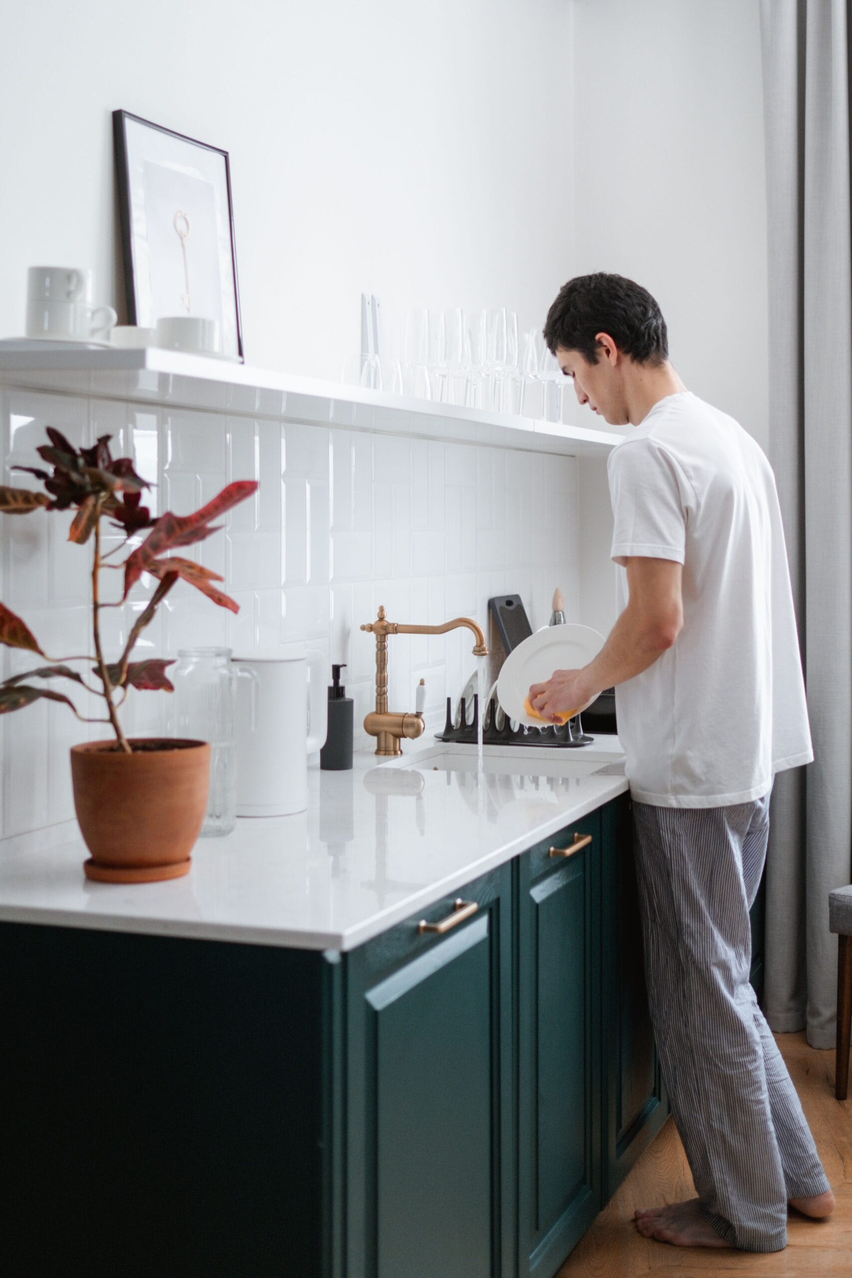 Do a Quick Home Reset: Fold laundry, tidy common areas, or wash dishes that piled up over the weekend. A little effort on Monday can keep your home manageable all week.