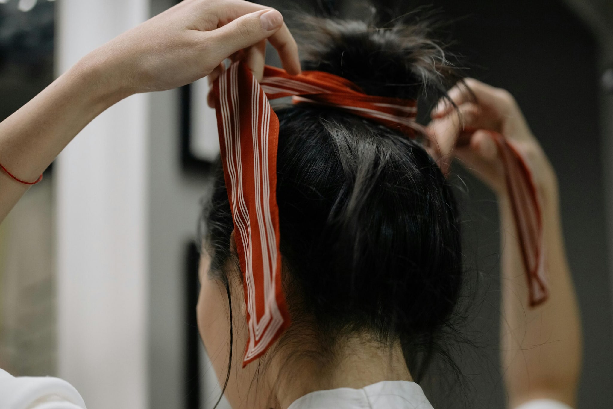 Silk Hair Scarves: Hide greasy roots or frizzy crowns by weaving a colorful silk scarf into a low braid or tying it around your ponytail. It adds a vibrant, vintage European holiday aesthetic while protecting your strands from harsh summer sun damage.