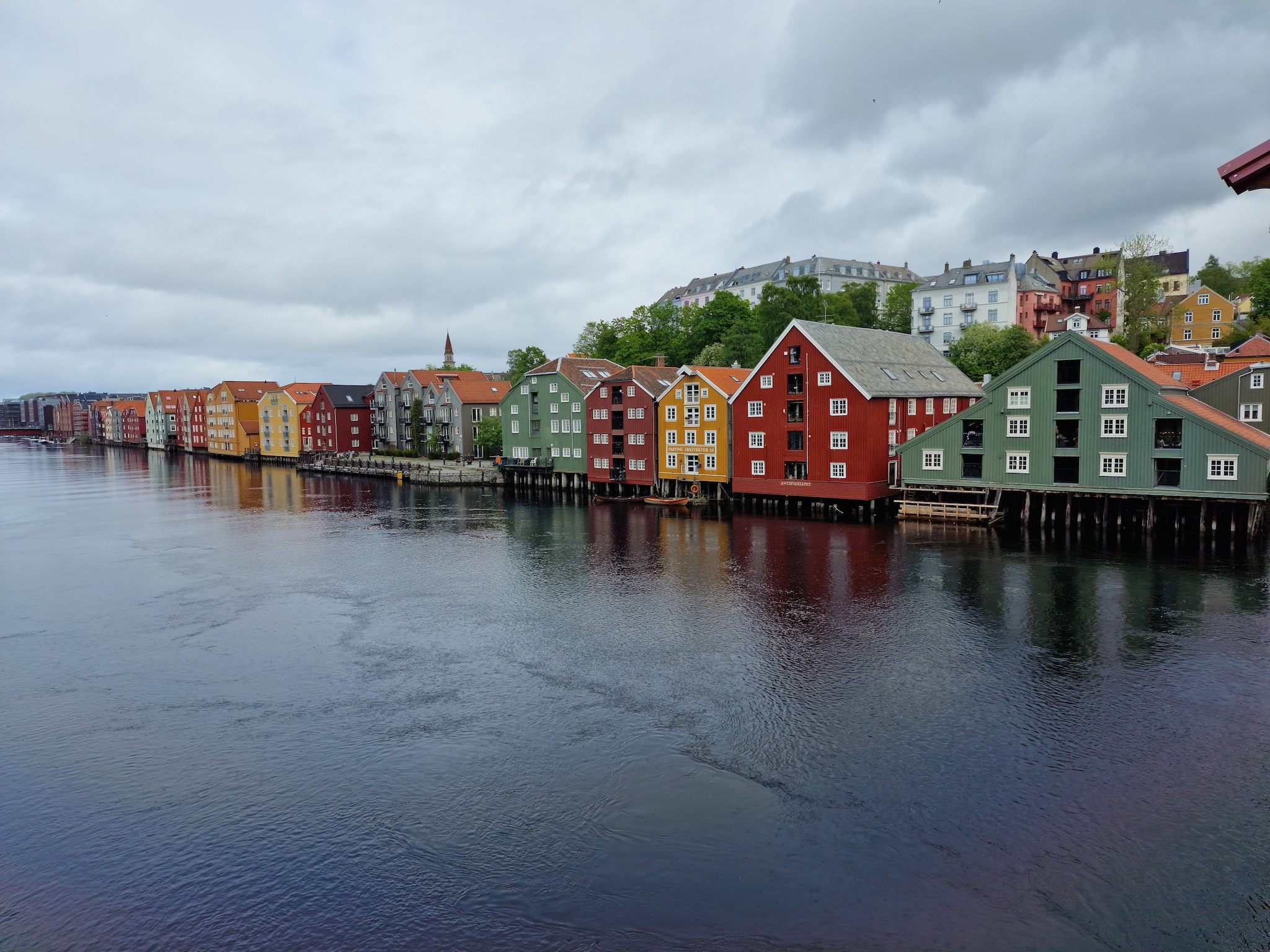  Norway (72,493 m3/capita): Norway’s steep, dramatic topography is filled with thousands of high-altitude glacial lakes, fjords, and snow-fed streams. Constant Atlantic weather fronts drop heavy snow and rain across the mountains, continuously replenishing a vast hydrological network for a modest population.