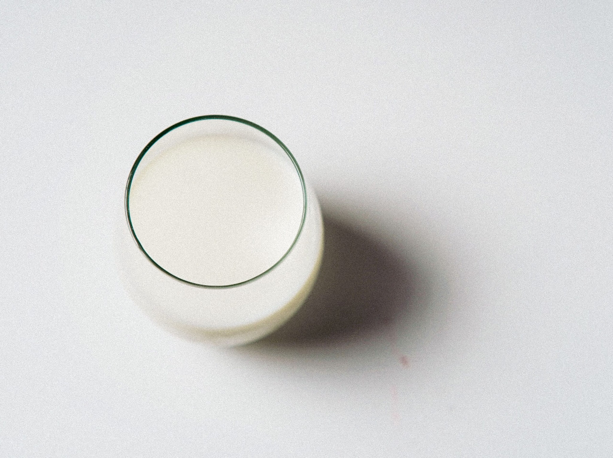 6. Lactose Levels: Goat Milk Has Slightly LessWhile both contain lactose, goat milk has marginally lower levels. However, it is not lactose-free, so people with lactose intolerance may still experience symptoms. 6. Lactose Levels: Goat Milk Has Slightly LessWhile both contain lactose, goat milk has marginally lower levels. However, it is not lactose-free, so people with lactose intolerance may still experience symptoms.