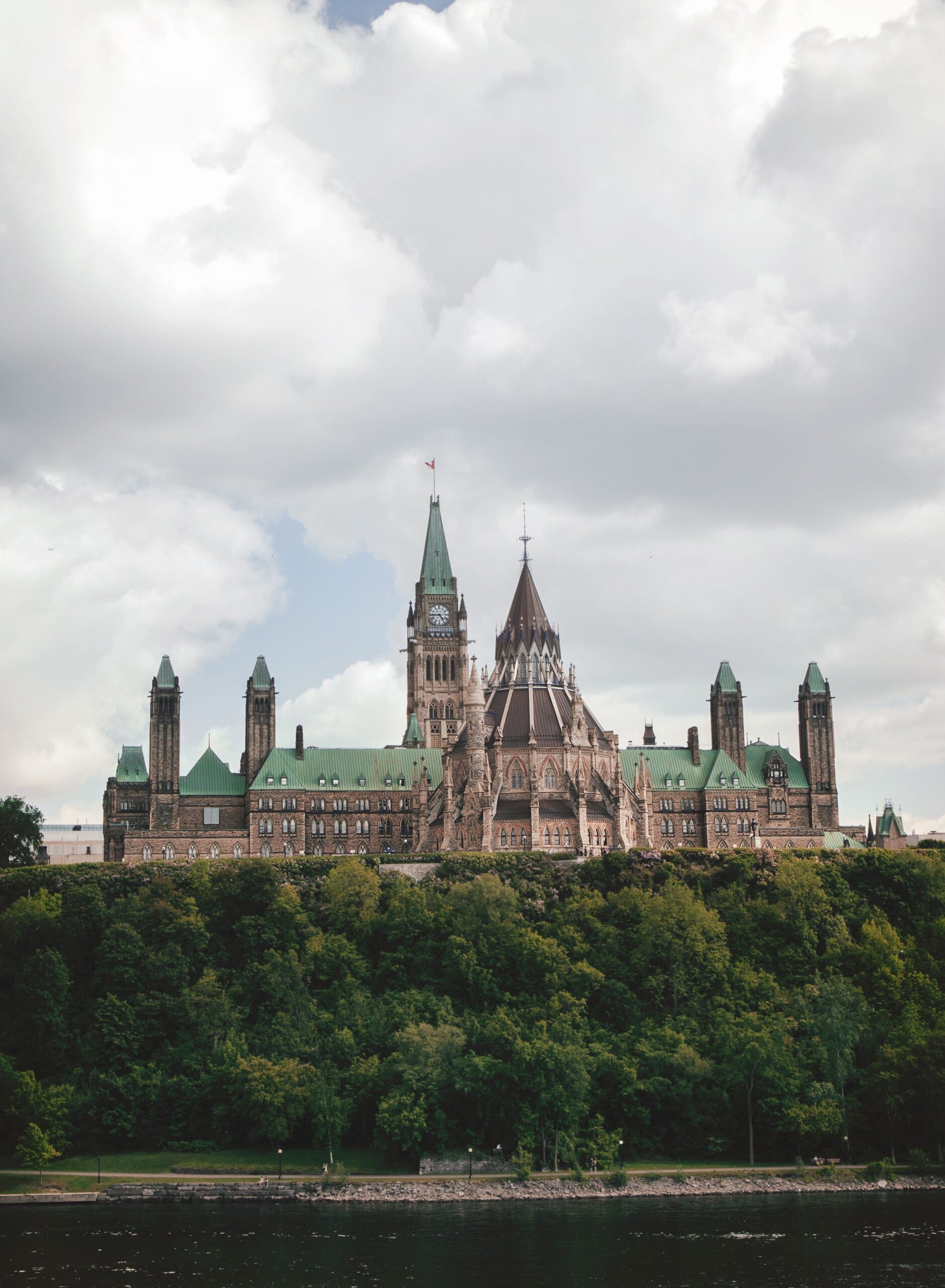  Canada (73,469 m3/capita): Canada holds a massive share of the planet's surface freshwater, contained in millions of pristine lakes and vast river networks. While its overall water volume is enormous, its low population density spreads this liquid wealth generously per resident.
