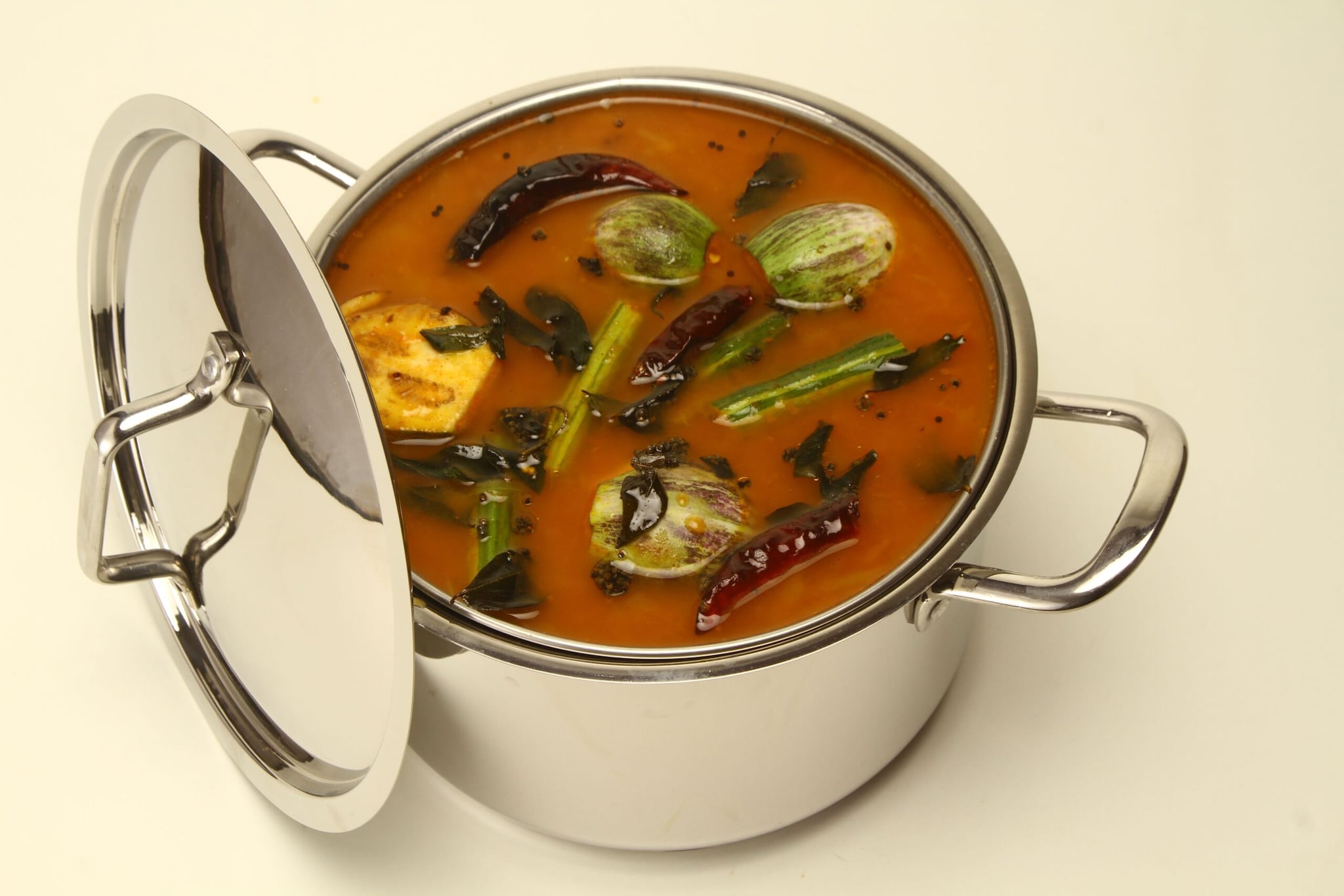 Kandathippili Rasam Origin: Chettinad region, Tamil Nadu This ancient remedy relies on the dried long-pepper root (kandathippili). Infused into a tangy tamarind broth with pepper and cumin, the aromatic rasam is specifically brewed during heavy downpours to alleviate body aches, joint pain, and wet weather fatigue.