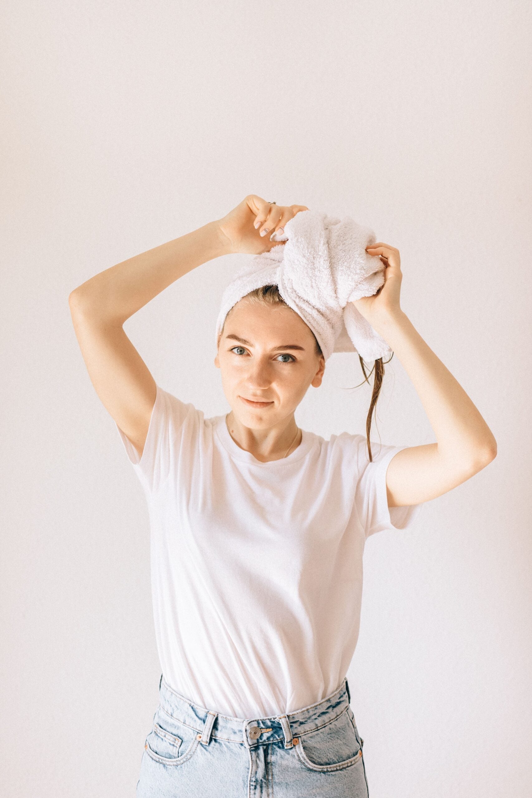Use a microfiber towel: Rubbing wet hair with a regular towel can create friction and worsen frizz. Instead, gently squeeze out excess water with a microfiber towel or old cotton t-shirt to minimize breakage and loose hairs. Use a microfiber towel: Rubbing wet hair with a regular towel can cause friction and worsen frizz. Instead, gently squeeze out excess water with a microfiber towel or old cotton t-shirt to minimize breakage and loose hairs.