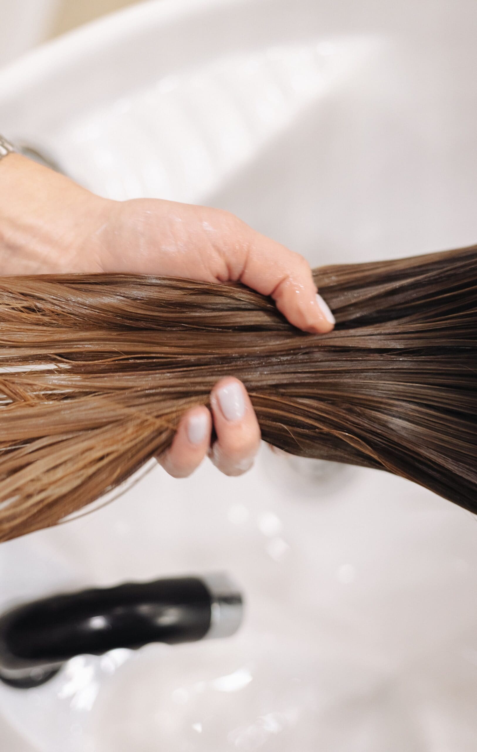 Deep conditioning once a week: A nourishing hair mask or deep conditioning treatment once a week can replenish lost moisture and improve hair texture. Ingredients like argan oil, shea butter, coconut oil, and aloe vera can help control frizz naturally. Deep conditioning once a week: A nourishing hair mask or deep conditioning treatment once a week can replenish lost moisture and improve hair texture. Ingredients like argan oil, shea butter, coconut oil, and aloe vera can help control frizz naturally.