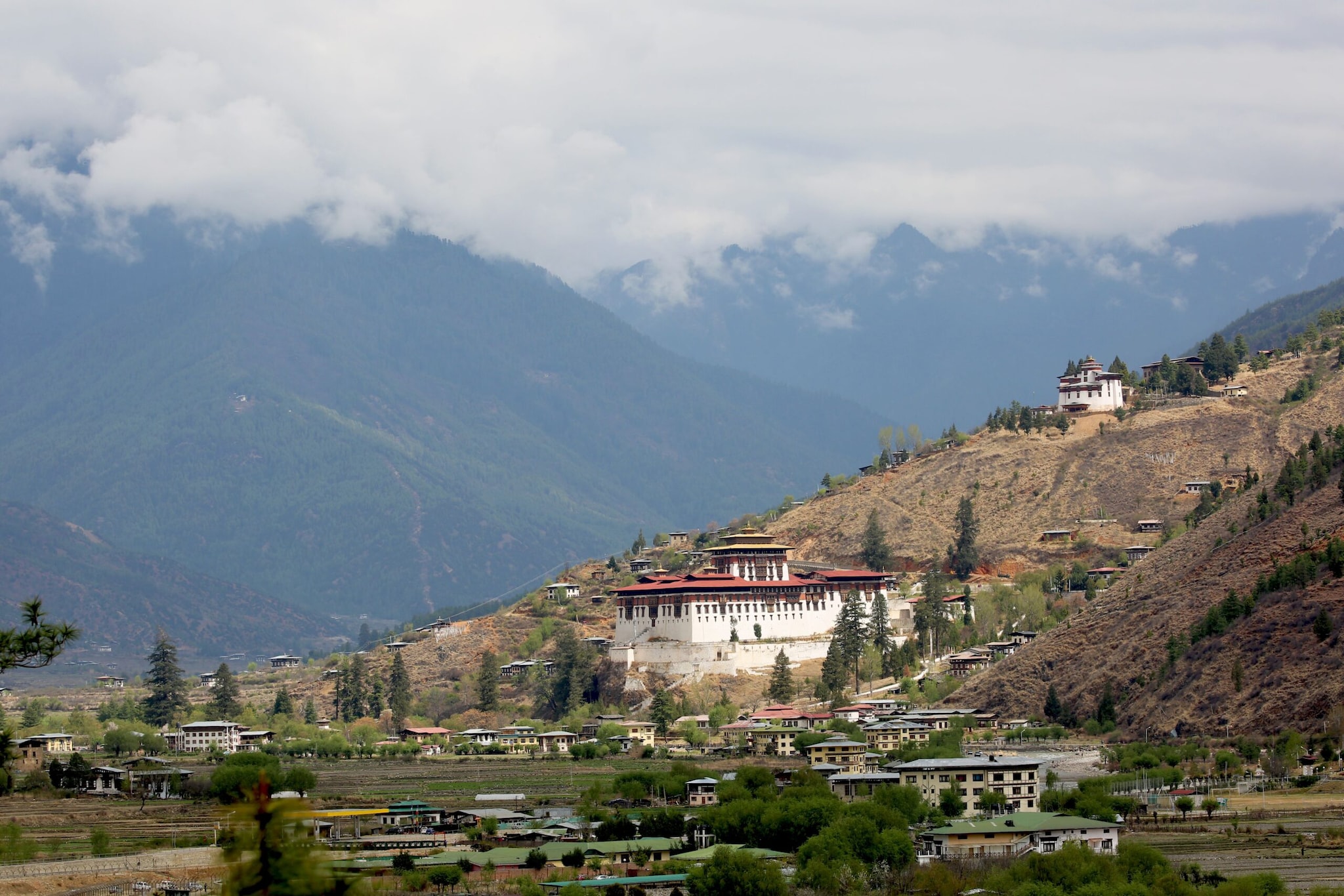 Bhutan (101,088 m3/capita): As Asia's sole entry in the top ten, landlocked Bhutan reaps the benefits of high-altitude Himalayan glaciations. Massive seasonal snowmelt and heavy monsoon rains feed steep, roaring river valleys, creating an incredible freshwater wealth for its small mountain population. 