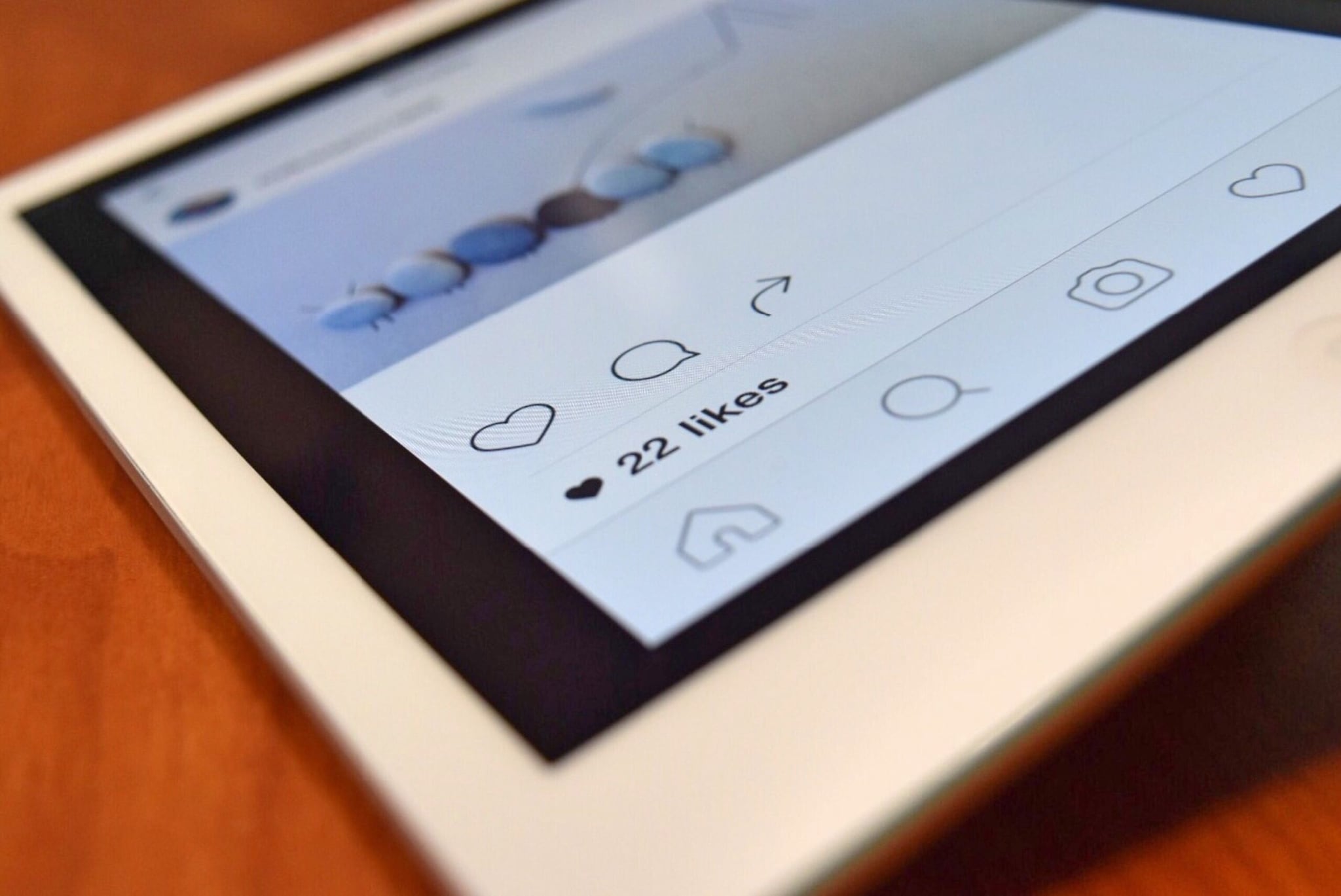 Social media platforms prioritize one primary goal: keeping your eyes on the app for as long as possible. Algorithms judge the worth of a video based on active engagement—and comments are weighted heavily. When a creator tells hundreds of thousands of viewers to drop a single-word comment, the comment section explodes. The algorithm sees this sudden spike in activity and interprets it as a sign of incredibly valuable, high-interest content.