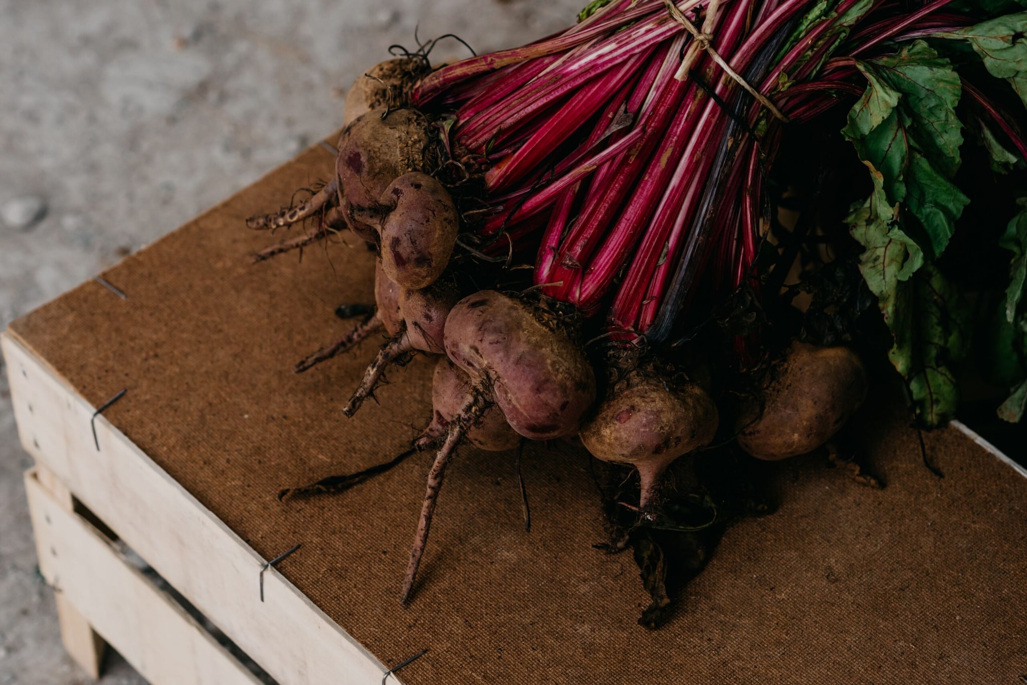 Enhances Skin Radiance: Thanks to their high antioxidant content and vitamin C, beetroots help neutralize free radicals that cause premature aging. Regular consumption purifies the blood, resulting in a healthy, natural glow and improved skin texture.