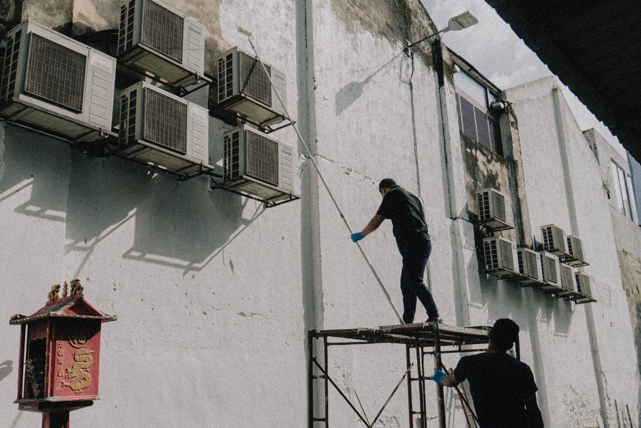 2. Service Your AC RegularlySchedule professional servicing at least once or twice a year. Cleaning filters, coils and checking the compressor can help detect problems before they become serious.
