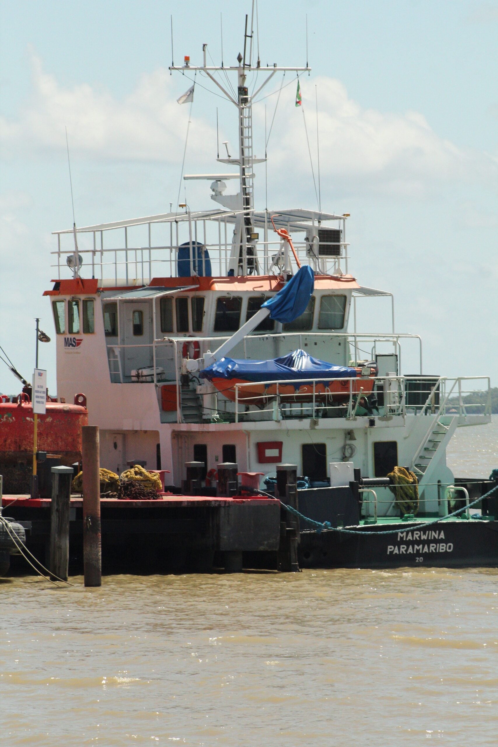 Suriname (168,760 m3/capita): Suriname features a remarkably low population density alongside nearly 90% primary Amazonian rainforest coverage. The country receives continuous, heavy tropical downpours that consistently feed a vast, sprawling web of pristine internal rivers, creating a massive per-capita surplus.