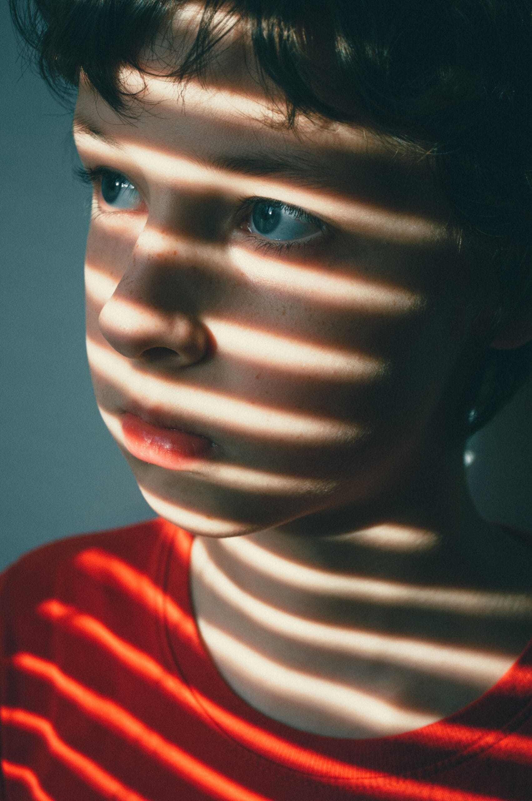  A long-term studu, published in Development and Psychopathology, has shed light on how childhood lying habits may influence a person’s fuure, revealing that while occasional dishonesty is a normal part of growing up, persistent patterns of deception could signal deeper concerns. 