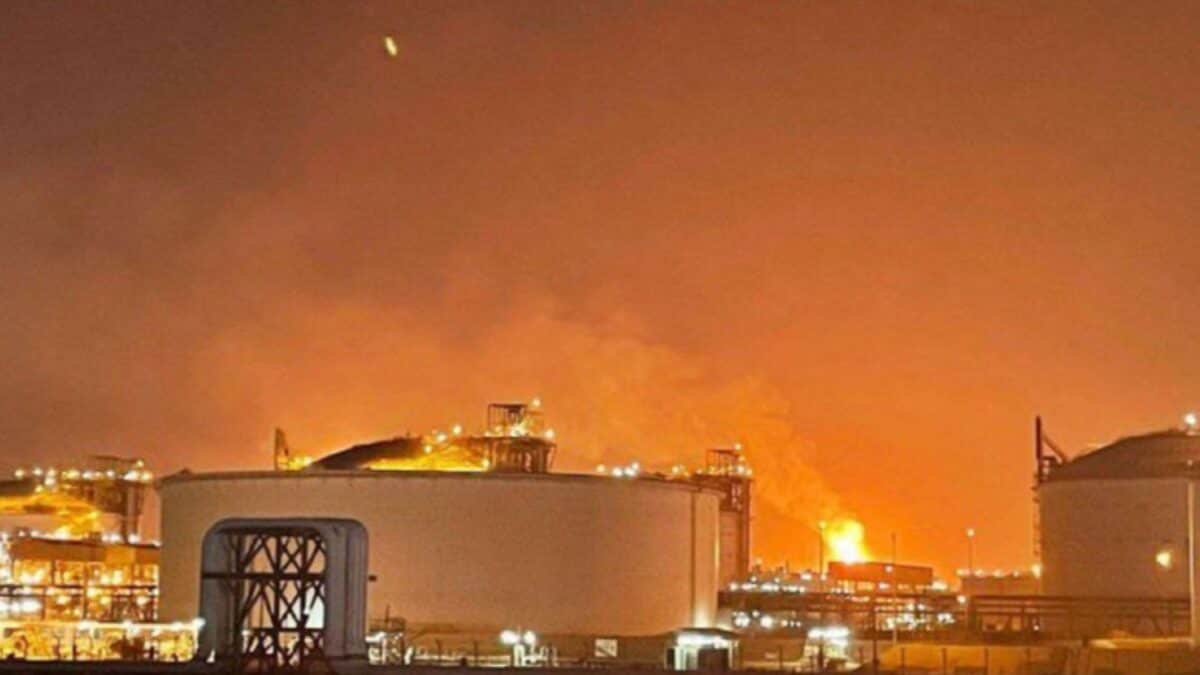 Explosion Hits Qatar's Ras Laffan Gas Hub, 54 Injured And 18 Missing | Video