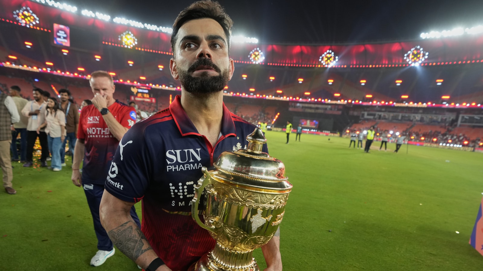 virat kohli celebrates with the ipl trophy