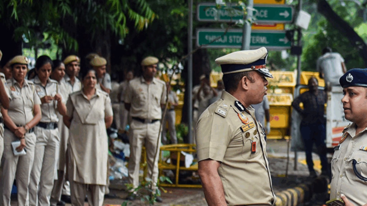 Did A Woman Cop Suffer Miscarriage During Jantar Mantar Protest? Delhi Police Fact-Check Viral Claim