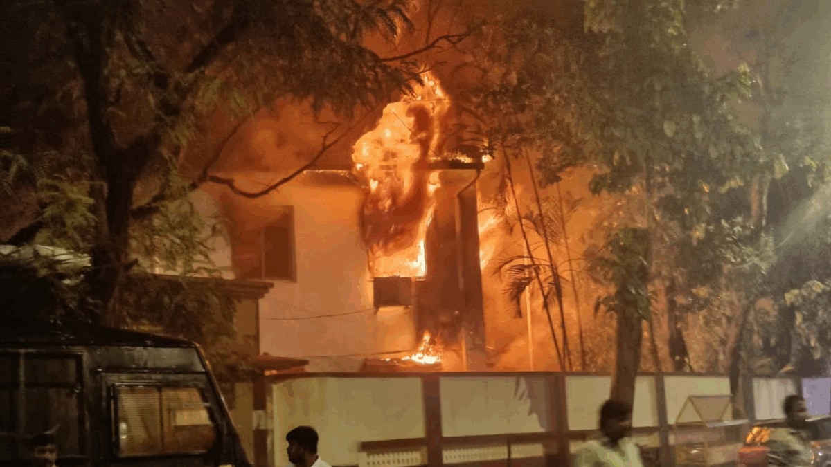 மும்பை பைகுல்லா காவல் நிலையத்தில் தீ விபத்து