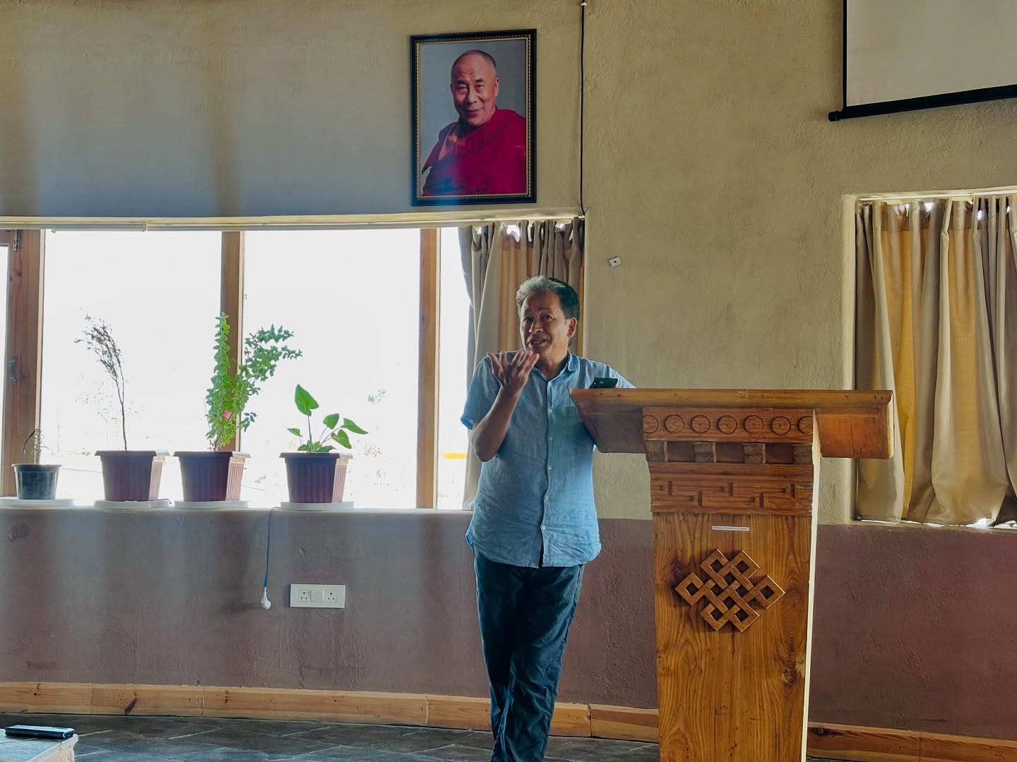 The institute calls itself an "Alternative University" because it seeks to rethink higher education. Its goal is to combine academic learning with hands-on experience, local knowledge and environmental responsibility.