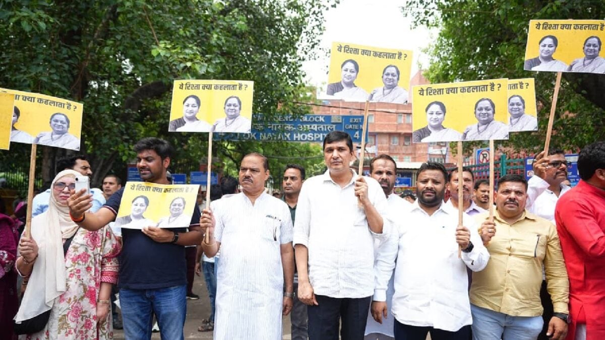 AAP Holds Silent Protest Over Alleged Health Procurement Irregularities In Delhi