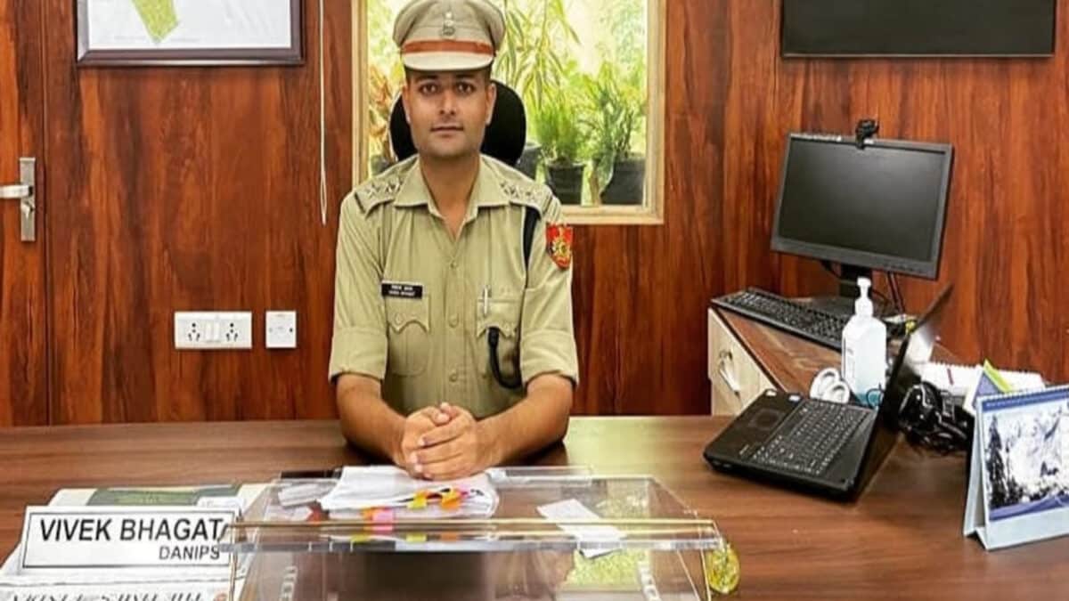 Delhi Police Show Restraint Amid Violent Protests