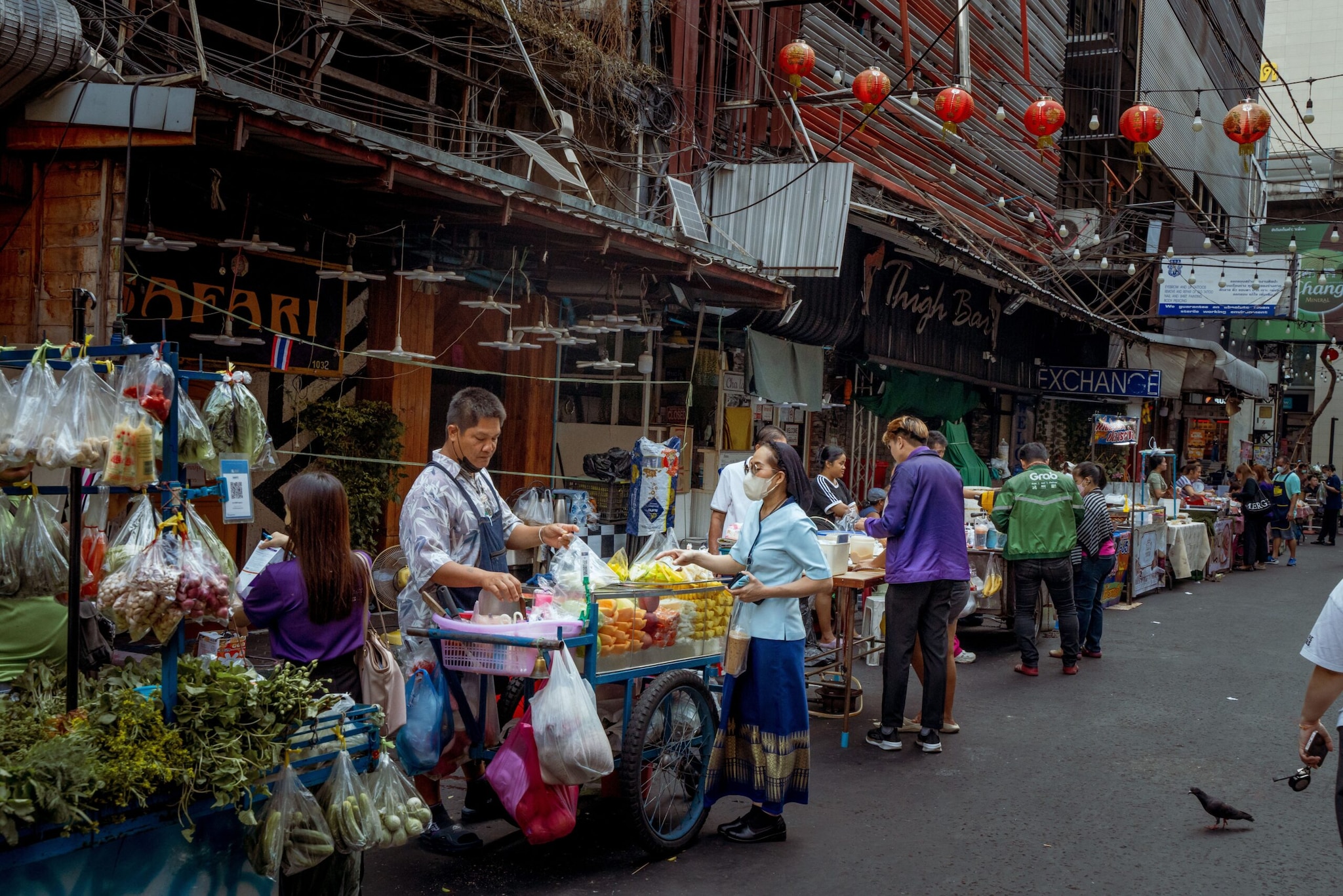 Eating on the street is a deeply rooted lifestyle in Bangkok rather than just a quick meal. Early morning vendors serve hot rice porridge (Jok) and fresh Thai iced tea to commuters, while late-night hawker carts cater to night owls long past midnight. No matter the hour, a delicious, freshly prepared meal is always just a few steps away. (Representative Image: Pexels) Eating on the street is a deeply rooted lifestyle in Bangkok rather than just a quick meal. Early morning vendors serve hot rice porridge (Jok) and fresh Thai iced tea to commuters, while late-night hawker carts cater to night owls long past midnight. No matter the hour, a delicious, freshly prepared meal is always just a few steps away. (Representative Image: Pexels)