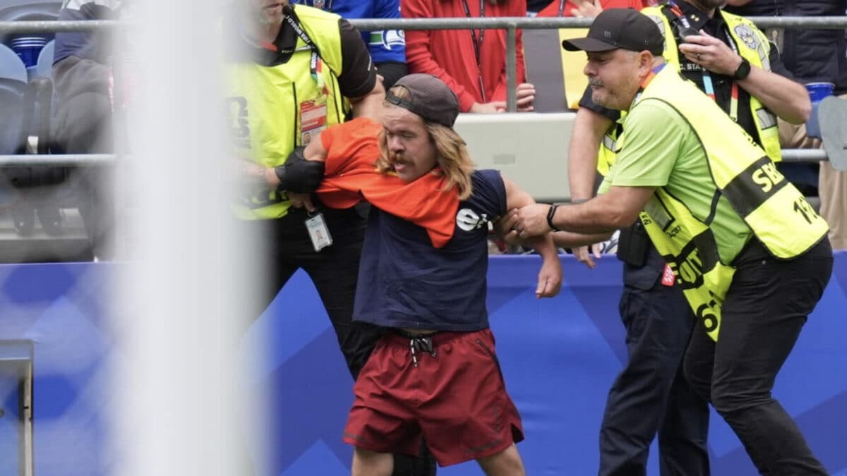 Chaos In Seattle: Multiple Pitch Invaders Stop Belgium vs Senegal World Cup Tie
