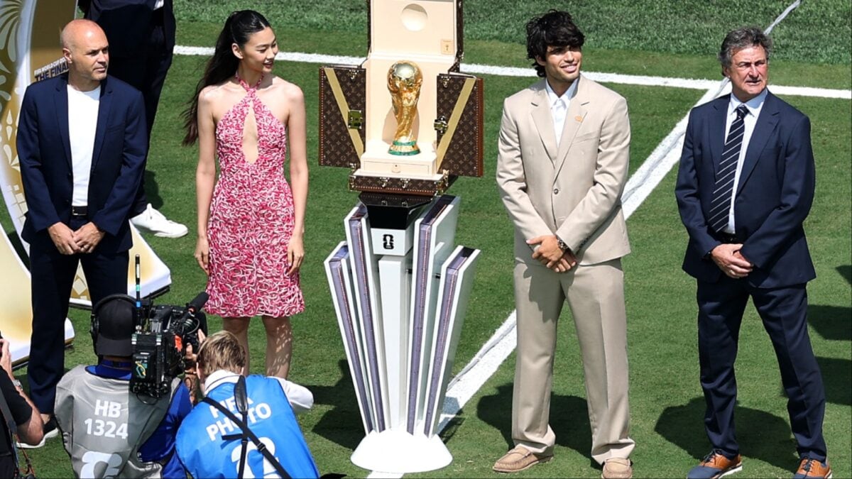Carlos Alcaraz presents the World Cup trophy before the final