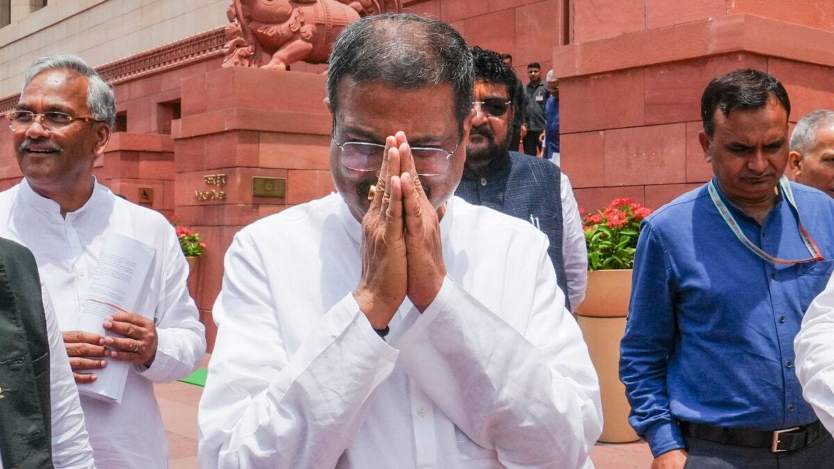 தர்மேந்திர பிரதான் பதவி விலகல்; பாராளுமன்றத்தில் பரபரப்பு