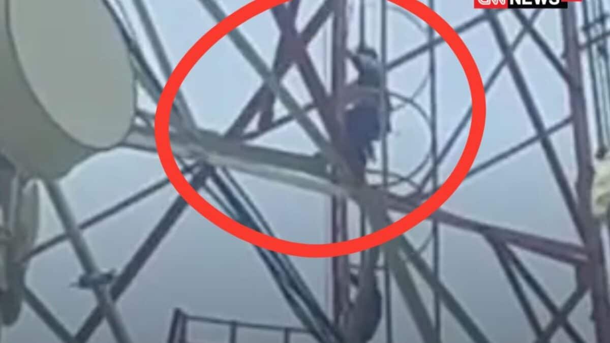 Real-Life 'Sholay' Drama: UP Woman Climbs Railway Tower With Her 3 Kids For Lover