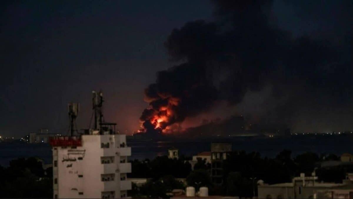 Saudi Coalition Strikes Houthi Targets in Yemen's Hodeida