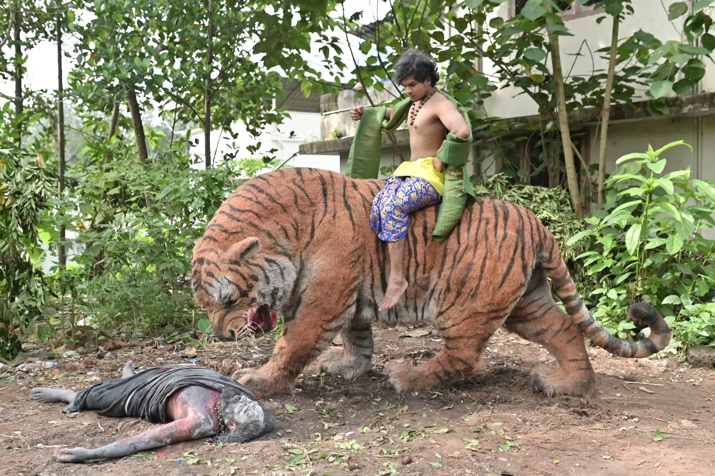 In a video shared on Instagram by @gypsy_art, a group of artists was seen building the massive tiger structure. The artist shared the post with the caption, “Kantara movie tiger made from waste material is now in Kerala.” (Image: Instagram/@gypsy_art) In a video shared on Instagram by @gypsy_art, a group of artists was seen building the massive tiger structure. The artist shared the post with the caption, “Kantara movie tiger made from waste material is now in Kerala.” (Image: Instagram/@gypsy_art)