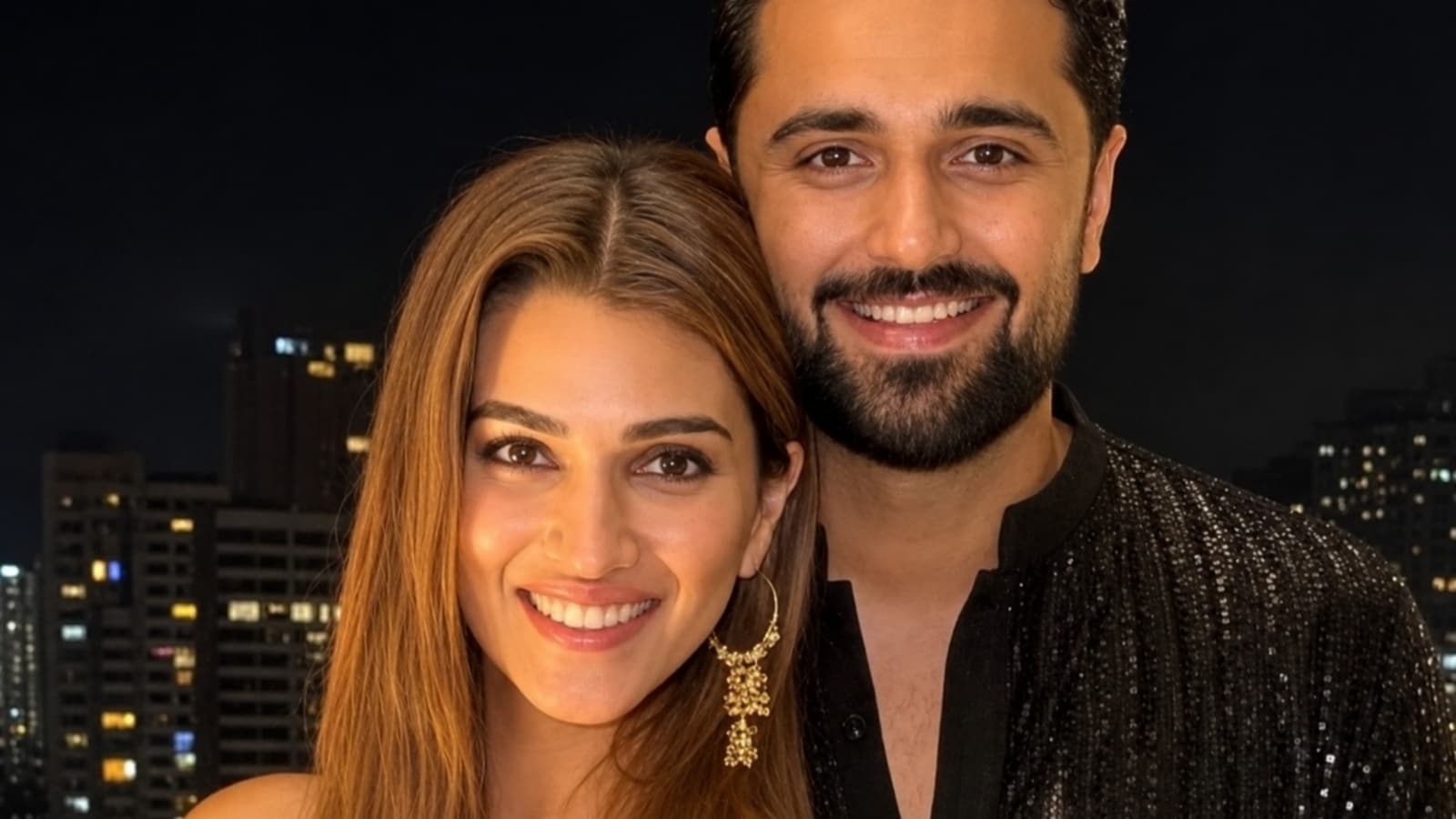 Kriti Sanon Steps Out For A Dinner Date With Boyfriend Kabir Bahia; Video Goes Viral