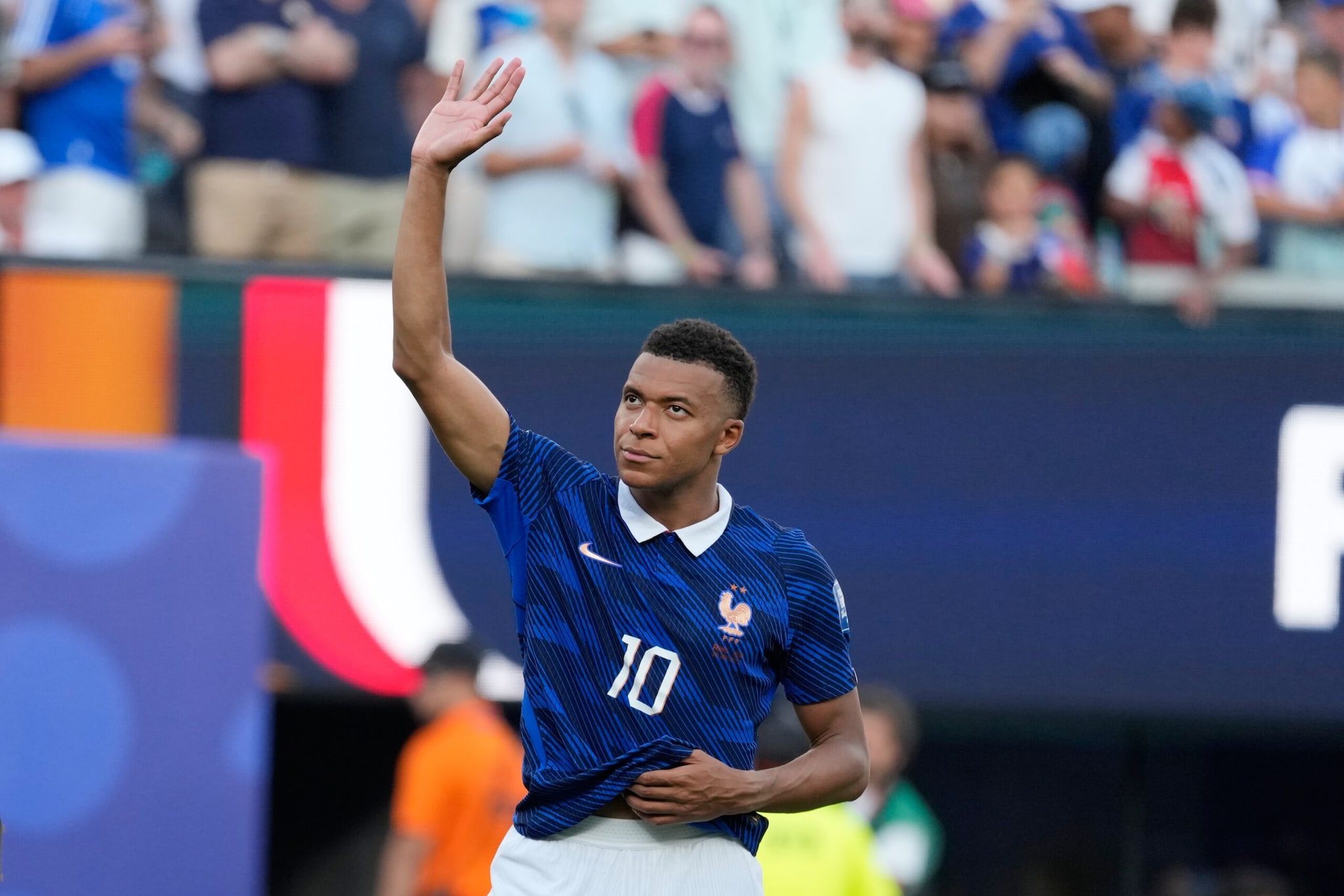 Kylian Mbappé (France) The explosive forward leads the standings with six goals after a brilliant double against Sweden.